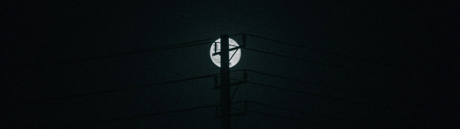 Originalfoto: <a href="https://unsplash.com/@keliom?utm_content=creditCopyText&utm_medium=referral&utm_source=unsplash">Ali Barzgar</a> fra <a href="https://unsplash.com/photos/a-street-light-in-the-dark-at-night-orbg1mAs310?utm_content=creditCopyText&utm_medium=referral&utm_source=unsplash">Unsplash</a>       