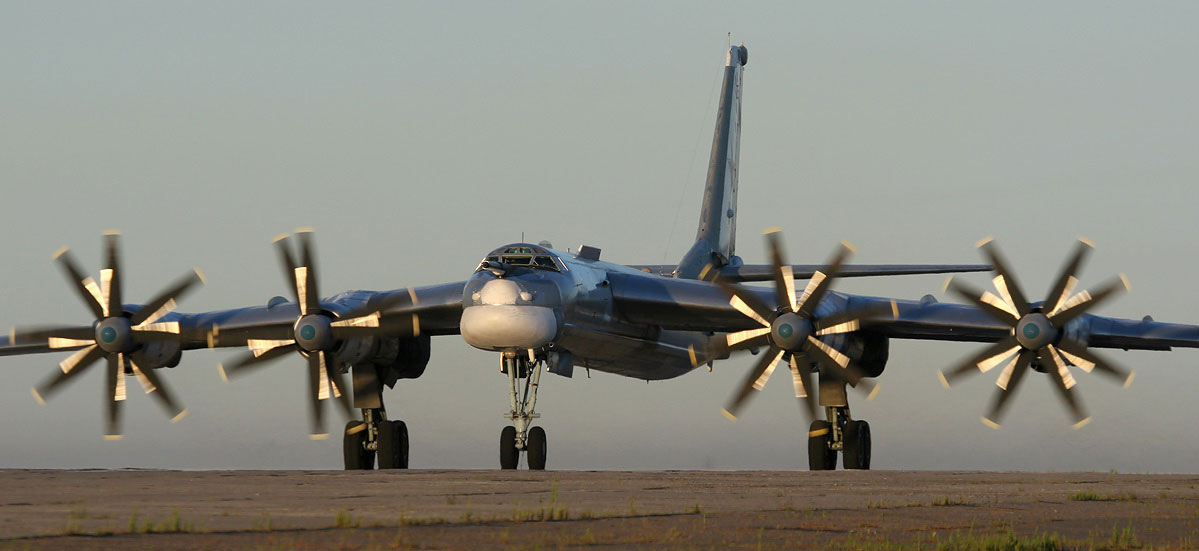 Strategisk bombefly av typen Tupolev Tu 95. CC BY Marina Lystseva - http://www.airliners.net/photo/Russia---Air/Tupolev-Tu-95MS/1328519/L/, GFDL 1.2, https://commons.wikimedia.org/w/index.php?curid=5877955