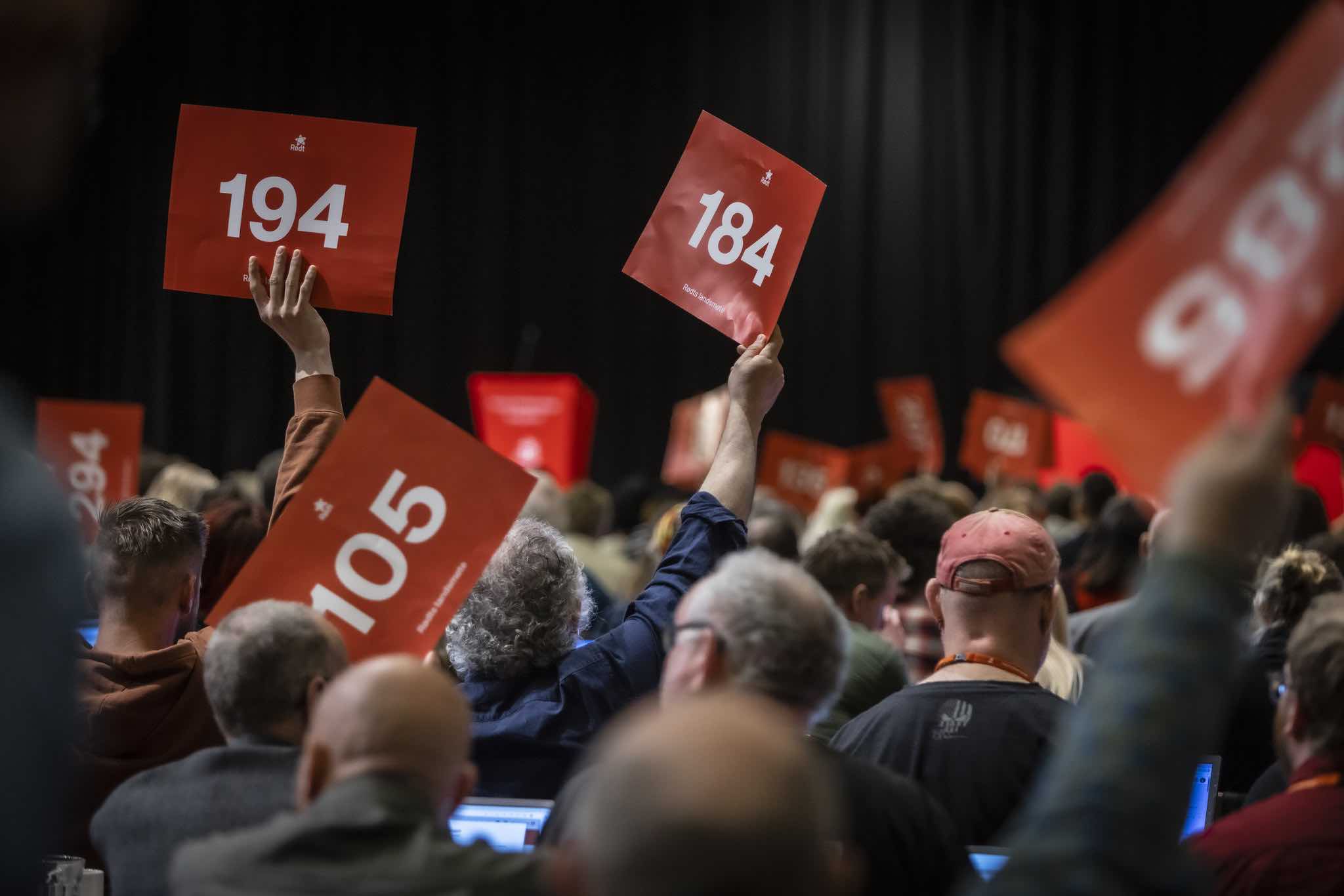 Den nye krigsretoriske linja ble dessverre stadfestet på landsmøtet, skriver innsenderne. Bildet er fra landsmøtet i 2023. Foto: Ihne Pedersen, pressefoto